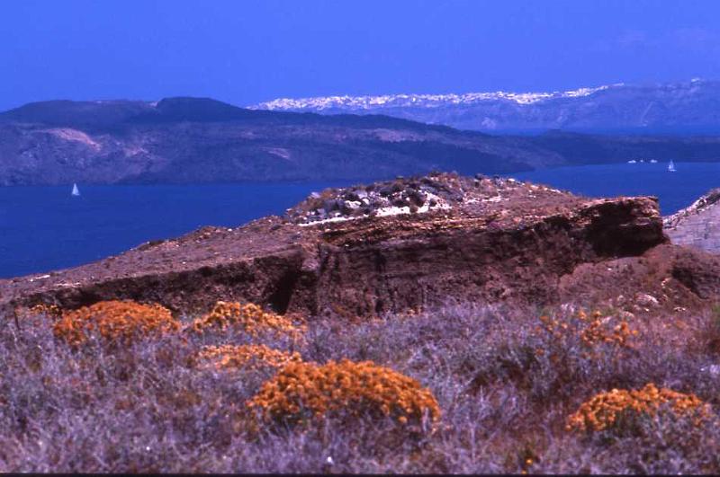 62-Santorini (caldera,dalla strada per Akrotiri),17 luglio 1999.jpg